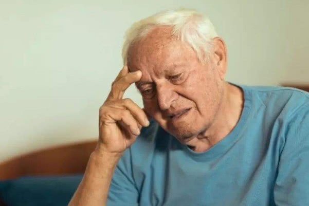 為什么會出現(xiàn)老年癡呆？老年癡呆一般的誘發(fā)條件！