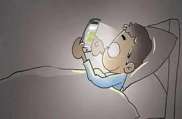 晚上睡覺玩手機的危害有哪些？睡覺前玩手機有何影響？